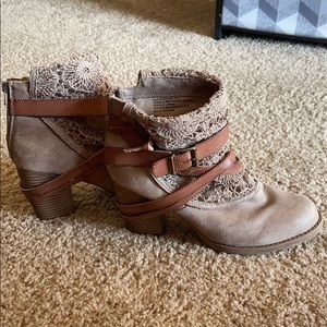 Tan ankle boots.